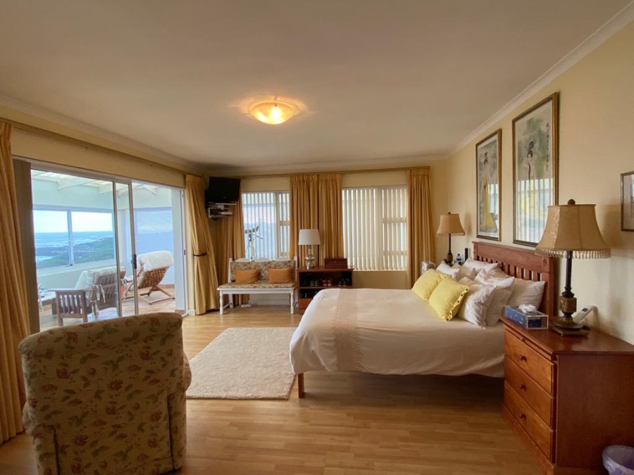 5 Bedroom Property for Sale in Sandbaai Western Cape